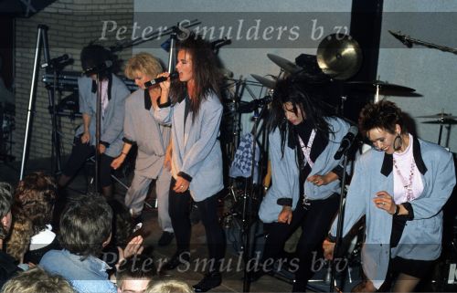 9 Mei 1987 Schiphol OostLuchthaven, optreden in Antwerpen(Stage ) en optreden in Haren ( Groningen ) een dag  met de Dolly Dots on Tour met Angela Groothuizen Ria Brieffies Patty Zomer Esther Oosterbeek en Angela Kramers
Foto Peter Smulders BV