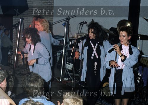 9 Mei 1987 Schiphol Oost Antwerpen Luchthaven, optreden in Antwerpen (Stage ) en optreden s\'avonds in Haren ( Groningen ) een dag met de Dolly Dots On Tour met Angela Groothuizen Ria Brieffies Patty Zomer Esther Oosterbeek en Angela Kramers