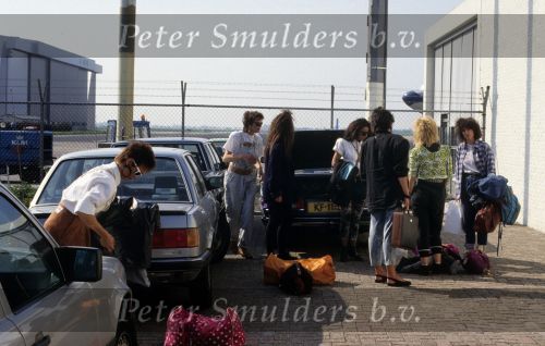 9 Mei 1987 Schiphol Oost Antwerpen Luchthaven, optreden in Antwerpen (Stage ) en optreden s\'avonds in Haren ( Groningen ) een dag met de Dolly Dots On Tour met Angela Groothuizen Ria Brieffies Patty Zomer Esther Oosterbeek en Angela Kramers
