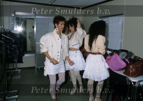 9 Mei 1987 Schiphol Oost Antwerpen Luchthaven, optreden in Antwerpen (Stage ) en optreden s\'avonds in Haren ( Groningen ) een dag met de Dolly Dots On Tour met Angela Groothuizen Ria Brieffies Patty Zomer Esther Oosterbeek en Angela Kramers