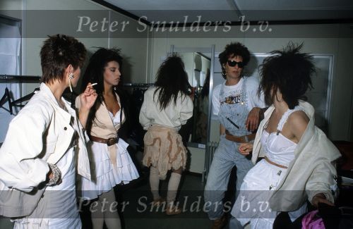 9 Mei 1987 Schiphol Oost Antwerpen Luchthaven, optreden in Antwerpen (Stage ) en optreden s\'avonds in Haren ( Groningen ) een dag met de Dolly Dots On Tour met Angela Groothuizen Ria Brieffies Patty Zomer Esther Oosterbeek en Angela Kramers