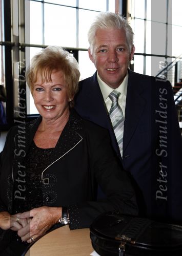 Zaandam 7 december 2008
Premiere op hoop van zegen. Ria Valk met partner
Peter Smulders bv