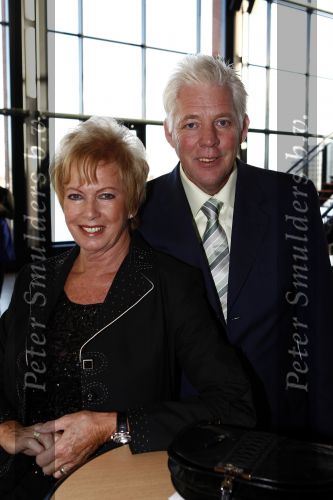 Zaandam 7 december 2008
Premiere op hoop van zegen. Ria Valk met partner
Peter Smulders bv
