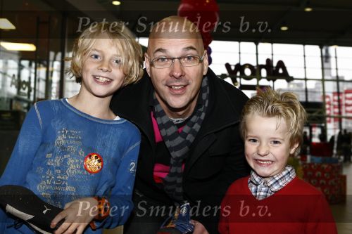 Rotterdam 30 november 2008
Het feest van Sinterklaas in ahoy . Rob Kamphues met zoons
Peter Smulders bv