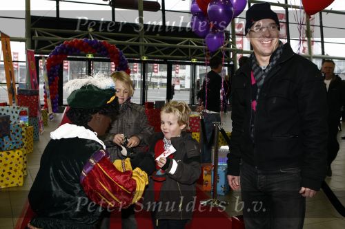 Rotterdam 30 november 2008
Het feest van Sinterklaas in ahoy . Rob Kamphues met zoons
Peter Smulders bv