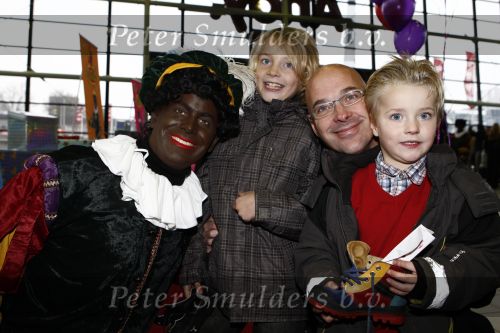 Rotterdam 30 november 2008
Het feest van Sinterklaas in ahoy . Rob Kamphues met zoons
Peter Smulders bv