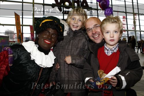Rotterdam 30 november 2008
Het feest van Sinterklaas in ahoy . Rob Kamphues met zoons
Peter Smulders bv