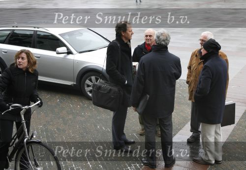 Eindhoven, 20 December 2007
Burgemeesterkandidaat Rob v Gijzel (PVDA) in gesprek met enkele mensen voor het gemeentehuis van Eindhoven 
ï¿½ Foto Peter Smulders BV