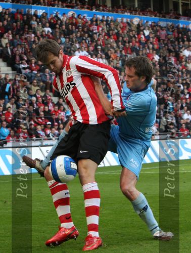 Eindhoven, 13 April 2008 Kampioenswedstrijd PSV-FC Twente, eindstand 1-1 Seizoen 2007/2008. PSV daardoor nog niet kampioen.
Robbie Wielaert in duel met Danco Lazovic