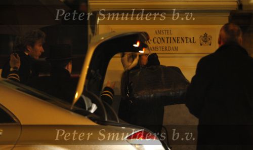 Amsterdam 25 november 2007
Robbie Williams bezoekt met zijn nieuwe vriendin Ayda Field en vrienden Amsterdam. Hij slaapt in het Amstel hotel en ging daarna naar een smartshop en een koffieshop.