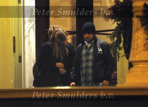 Amsterdam 25 november 2007
Robbie Williams bezoekt met zijn nieuwe vriendin Ayda Field en vrienden Amsterdam. Hij slaapt in het Amstel hotel en ging daarna naar een smartshop en een koffieshop.