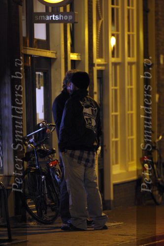 Amsterdam 25 november 2007
Robbie Williams bezoekt met zijn nieuwe vriendin Ayda Field en vrienden Amsterdam. Hij slaapt in het Amstel hotel en ging daarna naar een smartshop en een koffieshop.