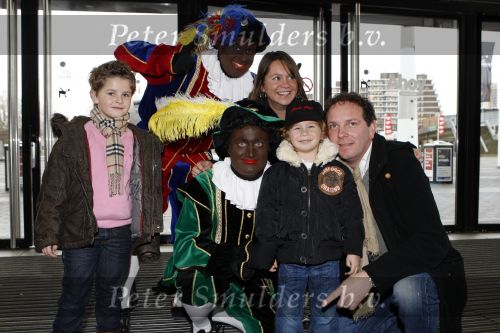 Rotterdam 25 november 2007
Premiere Feest van sinterklaas in ahoy. Robert Leroy met vrouw Sascha en zon Josh