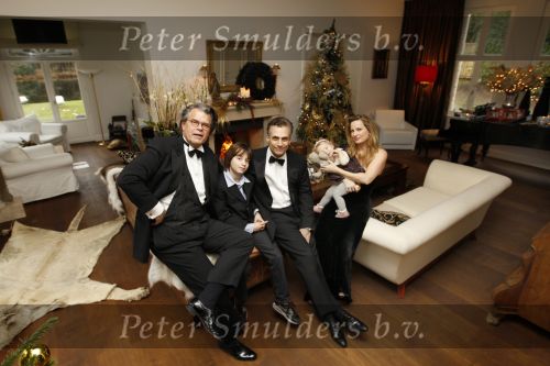 Merksem, 21 December 2008
Gezinsfoto van Robert Schoemacher en Claudia Schoemacher en hun dochter
Moos Schoemacher alsmede zijn zoon uit zijn eerste huwelijk en Emile Ratelband