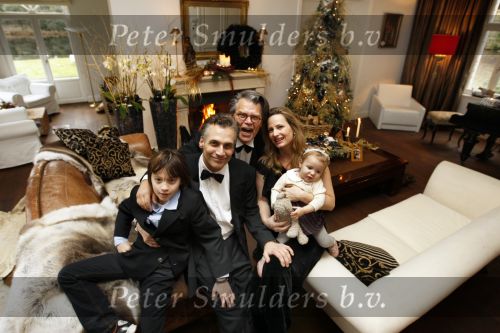 Merksem, 21 December 2008
Gezinsfoto van Robert Schoemacher en Claudia Schoemacher en hun dochter
Moos Schoemacher alsmede zijn zoon uit zijn eerste huwelijk en Emile Ratelband