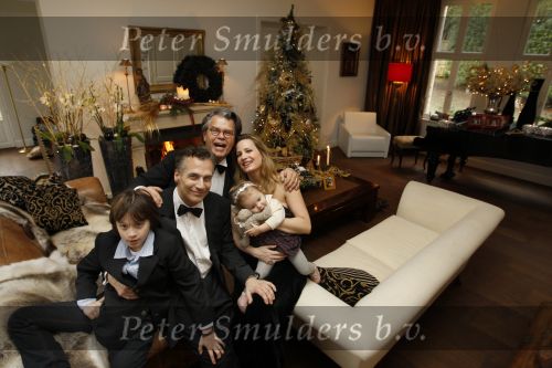 Merksem, 21 December 2008
Gezinsfoto van Robert Schoemacher en Claudia Schoemacher en hun dochter
Moos Schoemacher alsmede zijn zoon uit zijn eerste huwelijk en Emile Ratelband