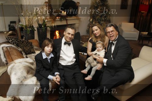 Merksem, 21 December 2008
Gezinsfoto van Robert Schoemacher en Claudia Schoemacher en hun dochter
Moos Schoemacher alsmede zijn zoon uit zijn eerste huwelijk en Emile Ratelband