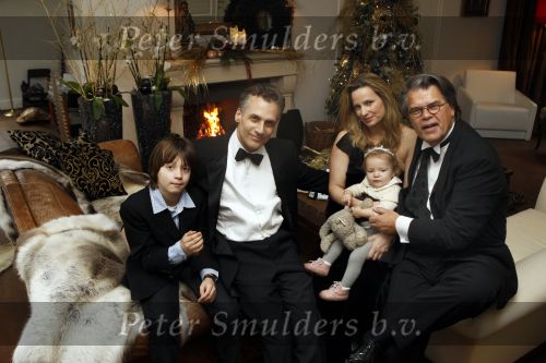 Merksem, 21 December 2008
Gezinsfoto van Robert Schoemacher en Claudia Schoemacher en hun dochter
Moos Schoemacher alsmede zijn zoon uit zijn eerste huwelijk en Emile Ratelband