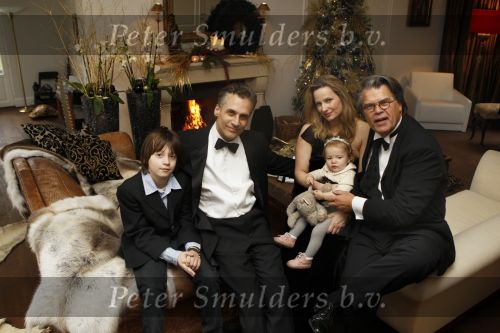 Merksem, 21 December 2008
Gezinsfoto van Robert Schoemacher en Claudia Schoemacher en hun dochter
Moos Schoemacher alsmede zijn zoon uit zijn eerste huwelijk en Emile Ratelband