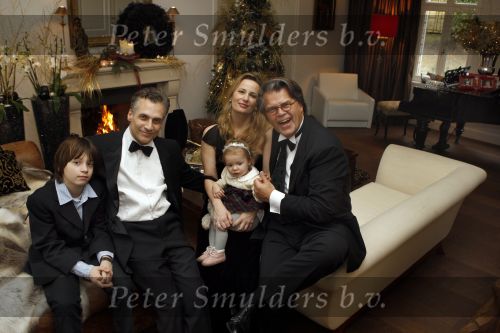 Merksem, 21 December 2008
Gezinsfoto van Robert Schoemacher en Claudia Schoemacher en hun dochter
Moos Schoemacher alsmede zijn zoon uit zijn eerste huwelijk en Emile Ratelband