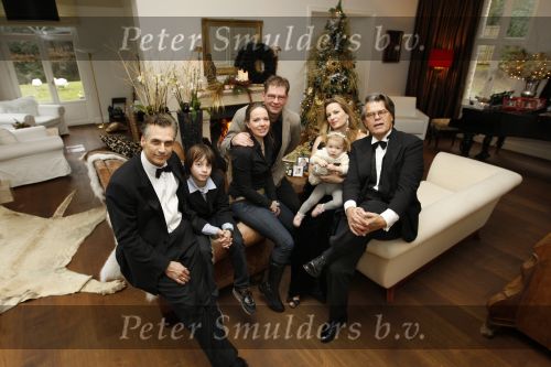 Merksem, 21 December 2008
Gezinsfoto van Robert Schoemacher en Claudia Schoemacher en hun dochter
Moos Schoemacher alsmede zijn zoon uit zijn eerste huwelijk en Emile Ratelband