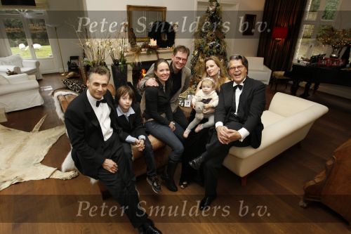 Merksem, 21 December 2008
Gezinsfoto van Robert Schoemacher en Claudia Schoemacher en hun dochter
Moos Schoemacher alsmede zijn zoon uit zijn eerste huwelijk en Emile Ratelband