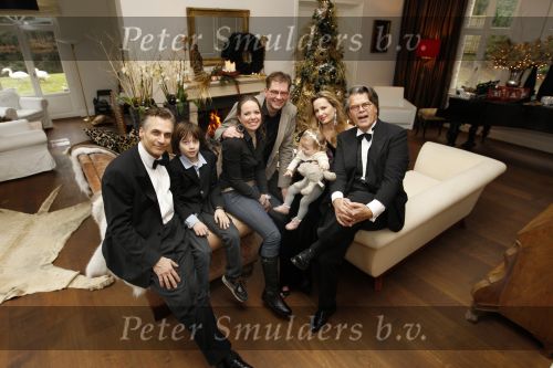 Merksem, 21 December 2008
Gezinsfoto van Robert Schoemacher en Claudia Schoemacher en hun dochter
Moos Schoemacher alsmede zijn zoon uit zijn eerste huwelijk en Emile Ratelband