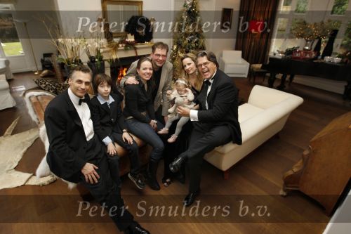 Merksem, 21 December 2008
Gezinsfoto van Robert Schoemacher en Claudia Schoemacher en hun dochter
Moos Schoemacher alsmede zijn zoon uit zijn eerste huwelijk en Emile Ratelband