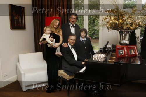 Merksem, 21 December 2008
Gezinsfoto van Robert Schoemacher en Claudia Schoemacher en hun dochter
Moos Schoemacher alsmede zijn zoon uit zijn eerste huwelijk en Emile Ratelband