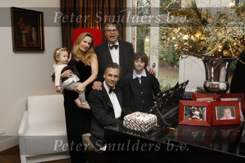 Merksem, 21 December 2008
Gezinsfoto van Robert Schoemacher en Claudia Schoemacher en hun dochter
Moos Schoemacher alsmede zijn zoon uit zijn eerste huwelijk en Emile Ratelband