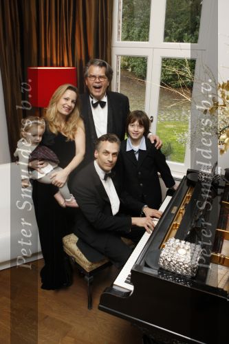 Merksem, 21 December 2008
Gezinsfoto van Robert Schoemacher en Claudia Schoemacher en hun dochter
Moos Schoemacher alsmede zijn zoon uit zijn eerste huwelijk en Emile Ratelband