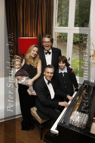 Merksem, 21 December 2008
Gezinsfoto van Robert Schoemacher en Claudia Schoemacher en hun dochter
Moos Schoemacher alsmede zijn zoon uit zijn eerste huwelijk en Emile Ratelband