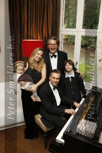 Merksem, 21 December 2008
Gezinsfoto van Robert Schoemacher en Claudia Schoemacher en hun dochter
Moos Schoemacher alsmede zijn zoon uit zijn eerste huwelijk en Emile Ratelband