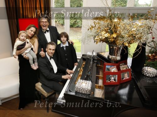 Merksem, 21 December 2008
Gezinsfoto van Robert Schoemacher en Claudia Schoemacher en hun dochter
Moos Schoemacher alsmede zijn zoon uit zijn eerste huwelijk en Emile Ratelband