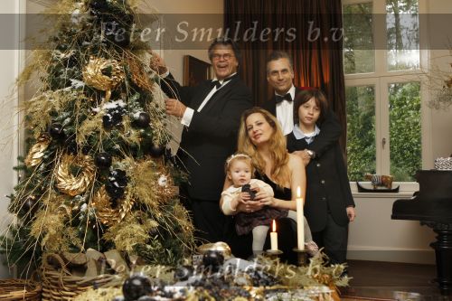 Merksem, 21 December 2008
Gezinsfoto van Robert Schoemacher en Claudia Schoemacher en hun dochter
Moos Schoemacher alsmede zijn zoon uit zijn eerste huwelijk en Emile Ratelband