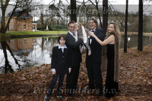 Merksem, 21 December 2008
Gezinsfoto van Robert Schoemacher en Claudia Schoemacher en hun dochter
Moos Schoemacher alsmede zijn zoon uit zijn eerste huwelijk en Emile Ratelband