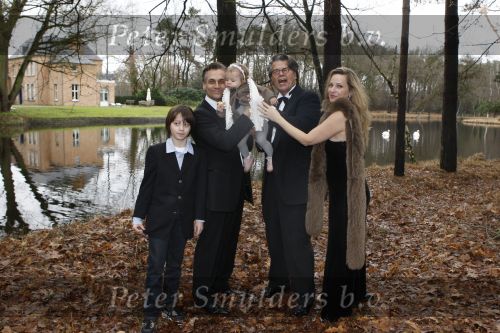 Merksem, 21 December 2008
Gezinsfoto van Robert Schoemacher en Claudia Schoemacher en hun dochter
Moos Schoemacher alsmede zijn zoon uit zijn eerste huwelijk en Emile Ratelband