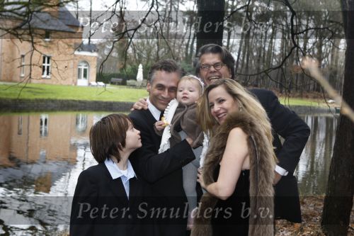 Merksem, 21 December 2008
Gezinsfoto van Robert Schoemacher en Claudia Schoemacher en hun dochter
Moos Schoemacher alsmede zijn zoon uit zijn eerste huwelijk en Emile Ratelband