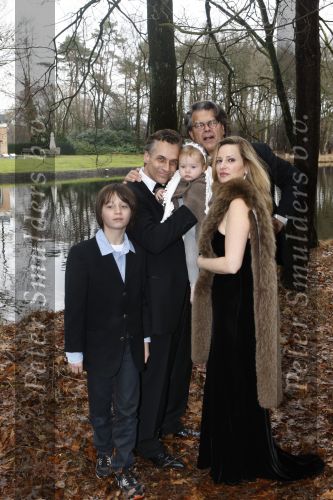 Merksem, 21 December 2008
Gezinsfoto van Robert Schoemacher en Claudia Schoemacher en hun dochter
Moos Schoemacher alsmede zijn zoon uit zijn eerste huwelijk en Emile Ratelband