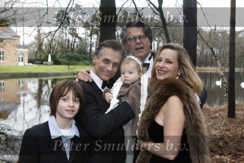 Merksem, 21 December 2008
Gezinsfoto van Robert Schoemacher en Claudia Schoemacher en hun dochter
Moos Schoemacher alsmede zijn zoon uit zijn eerste huwelijk en Emile Ratelband