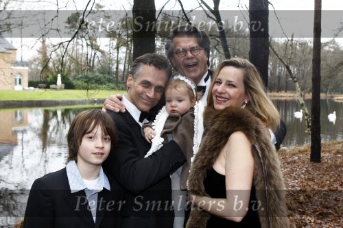 Merksem, 21 December 2008
Gezinsfoto van Robert Schoemacher en Claudia Schoemacher en hun dochter
Moos Schoemacher alsmede zijn zoon uit zijn eerste huwelijk en Emile Ratelband