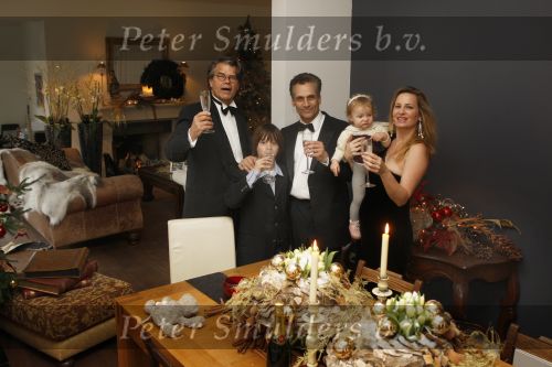 Merksem, 21 December 2008
Gezinsfoto van Robert Schoemacher en Claudia Schoemacher en hun dochter
Moos Schoemacher alsmede zijn zoon uit zijn eerste huwelijk en Emile Ratelband