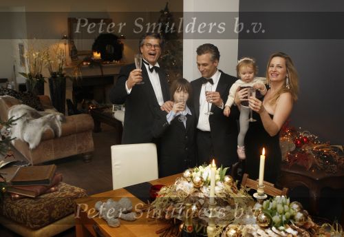 Merksem, 21 December 2008
Gezinsfoto van Robert Schoemacher en Claudia Schoemacher en hun dochter
Moos Schoemacher alsmede zijn zoon uit zijn eerste huwelijk en Emile Ratelband