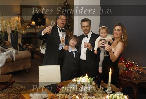 Merksem, 21 December 2008
Gezinsfoto van Robert Schoemacher en Claudia Schoemacher en hun dochter
Moos Schoemacher alsmede zijn zoon uit zijn eerste huwelijk en Emile Ratelband