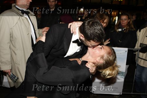 Amsterdam 17 november 2008
Premiere oorlogswinter in Tuschinski. Roeland Fernhout met vriendin kussend
Peter Smulderrs bv
