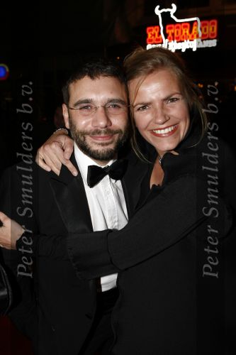 Amsterdam 17 november 2008
Premiere oorlogswinter in Tuschinski. Roeland Fernhout met vriendin kussend
Peter Smulderrs bv