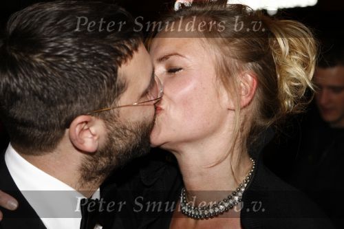 Amsterdam 17 november 2008
Premiere oorlogswinter in Tuschinski. Roeland Fernhout met vriendin kussend
Peter Smulderrs bv