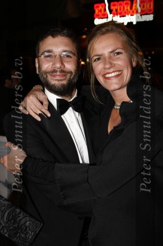 Amsterdam 17 november 2008
Premiere oorlogswinter in Tuschinski. Roeland Fernhout met vriendin kussend
Peter Smulderrs bv