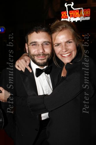 Amsterdam 17 november 2008
Premiere oorlogswinter in Tuschinski. Roeland Fernhout met vriendin kussend
Peter Smulderrs bv