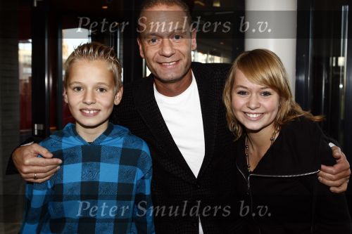 Zaandam 7 december 2008
Premiere op hoop van zegen. Ron Boszhard met kinderen
Peter Smulders bv
